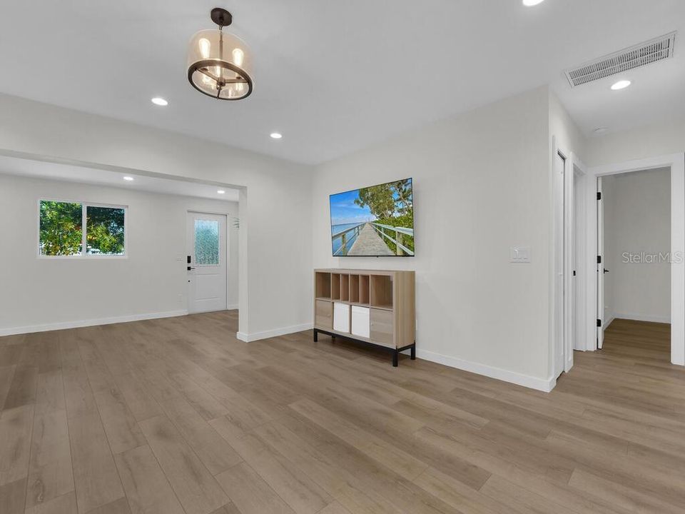 For Sale: $370,000 (3 beds, 2 baths, 1406 Square Feet)