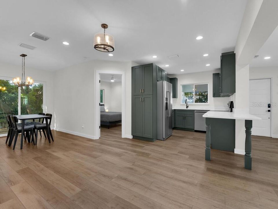 For Sale: $370,000 (3 beds, 2 baths, 1406 Square Feet)