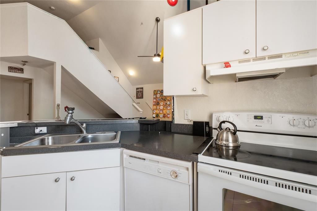 For Sale: $190,000 (1 beds, 1 baths, 991 Square Feet)
