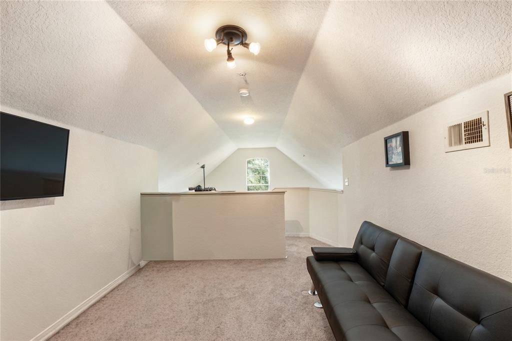 For Sale: $190,000 (1 beds, 1 baths, 991 Square Feet)