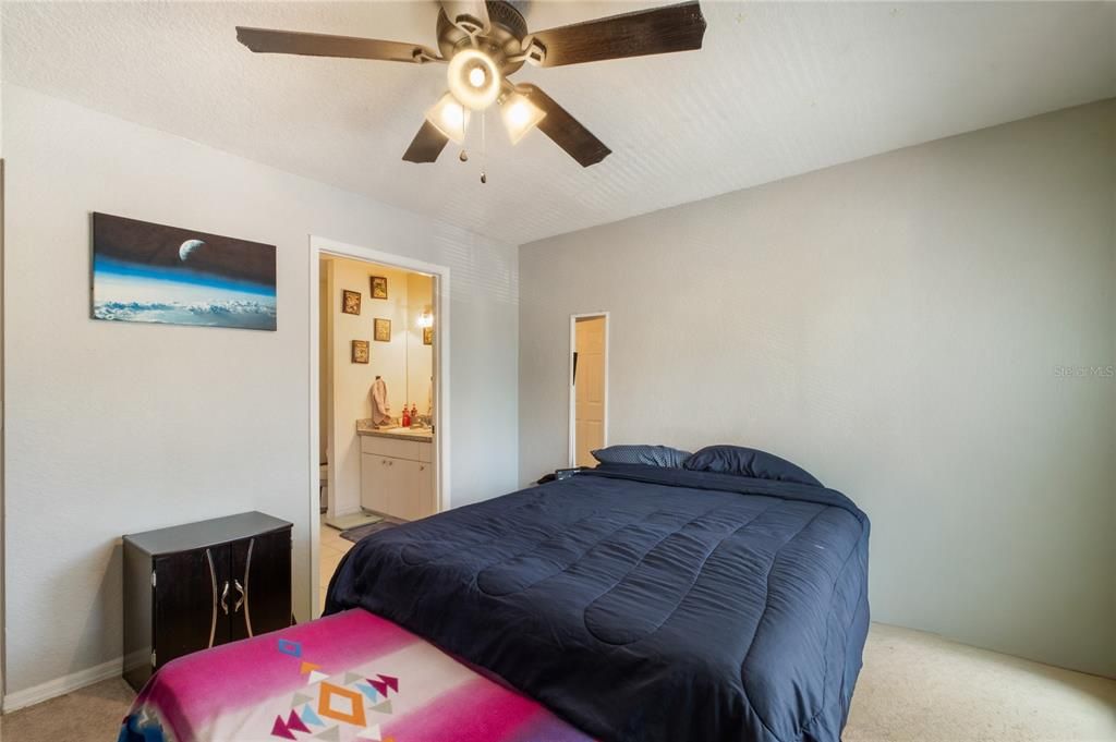 For Sale: $190,000 (1 beds, 1 baths, 991 Square Feet)