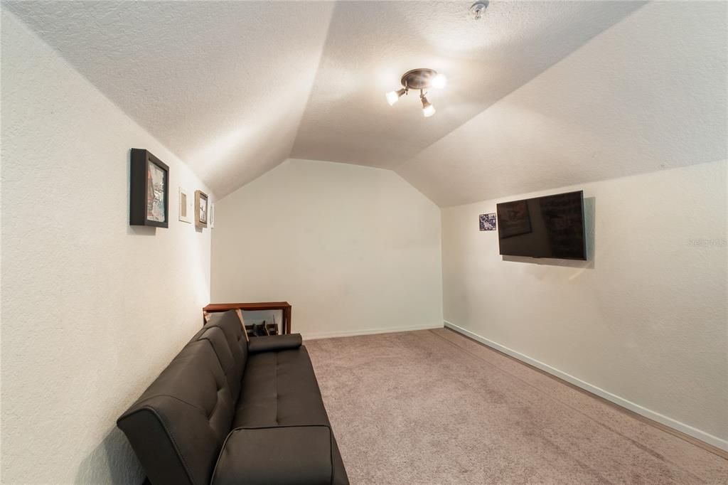 For Sale: $190,000 (1 beds, 1 baths, 991 Square Feet)
