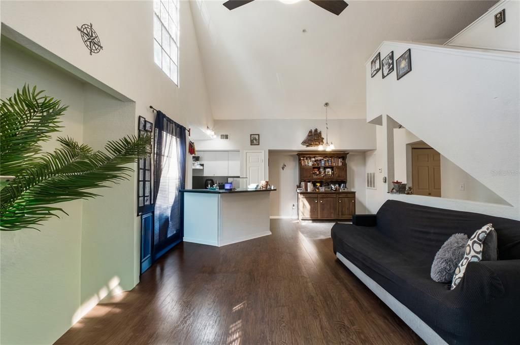 For Sale: $190,000 (1 beds, 1 baths, 991 Square Feet)