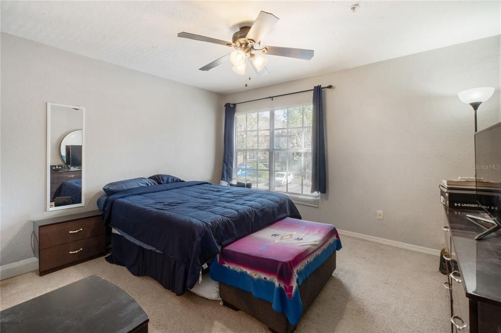 For Sale: $190,000 (1 beds, 1 baths, 991 Square Feet)