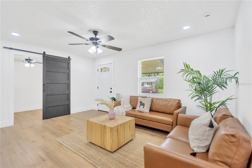 出租: $2,300 (3 贝兹, 2 浴室, 912 平方英尺)