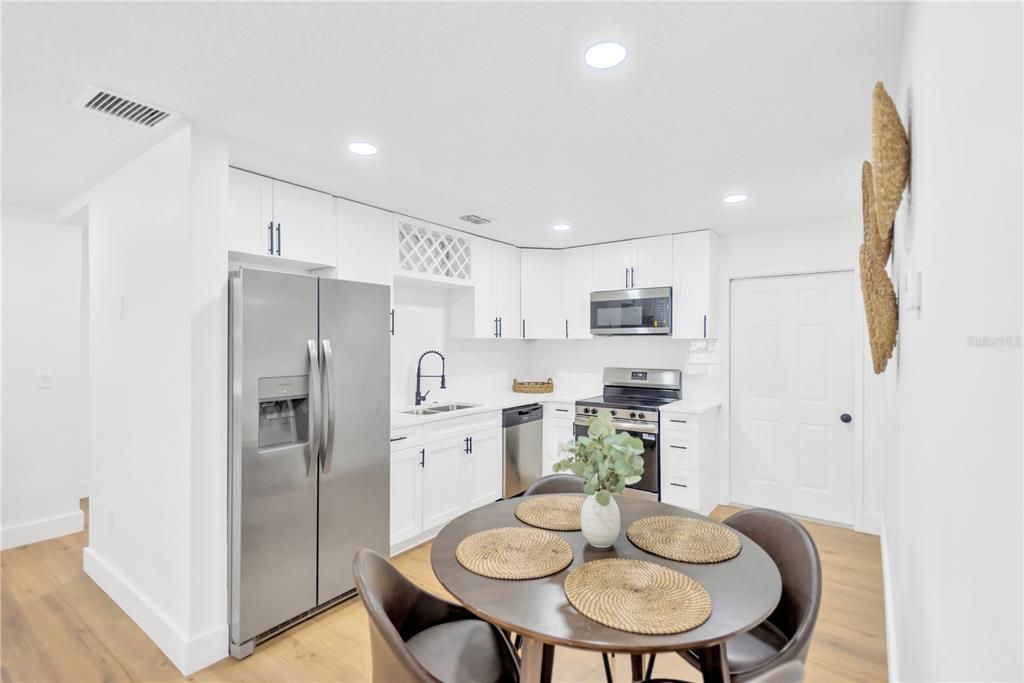 出租: $2,300 (3 贝兹, 2 浴室, 912 平方英尺)