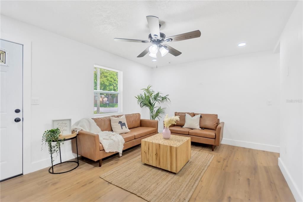 出租: $2,300 (3 贝兹, 2 浴室, 912 平方英尺)