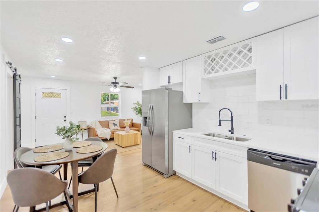 出租: $2,300 (3 贝兹, 2 浴室, 912 平方英尺)