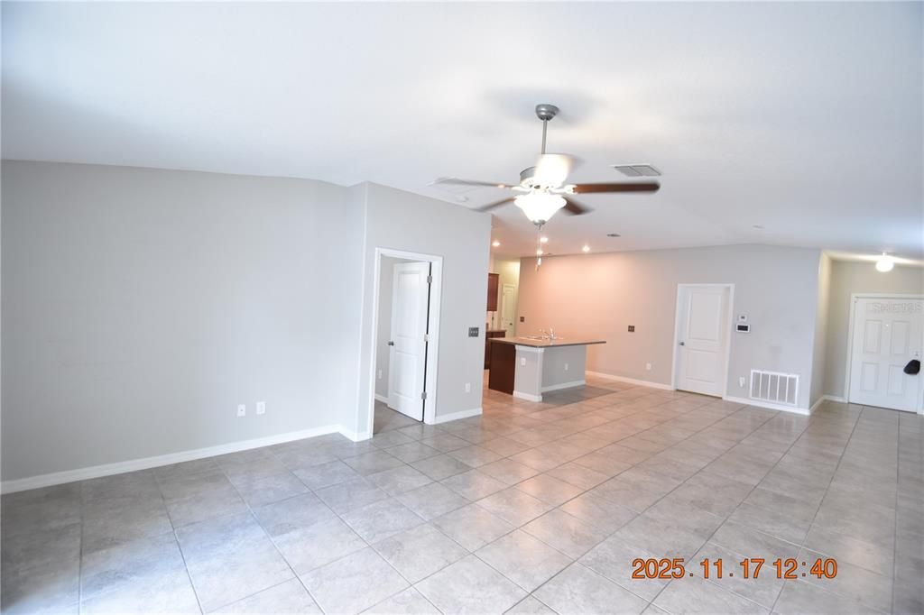 For Rent: $2,095 (4 beds, 2 baths, 1835 Square Feet)
