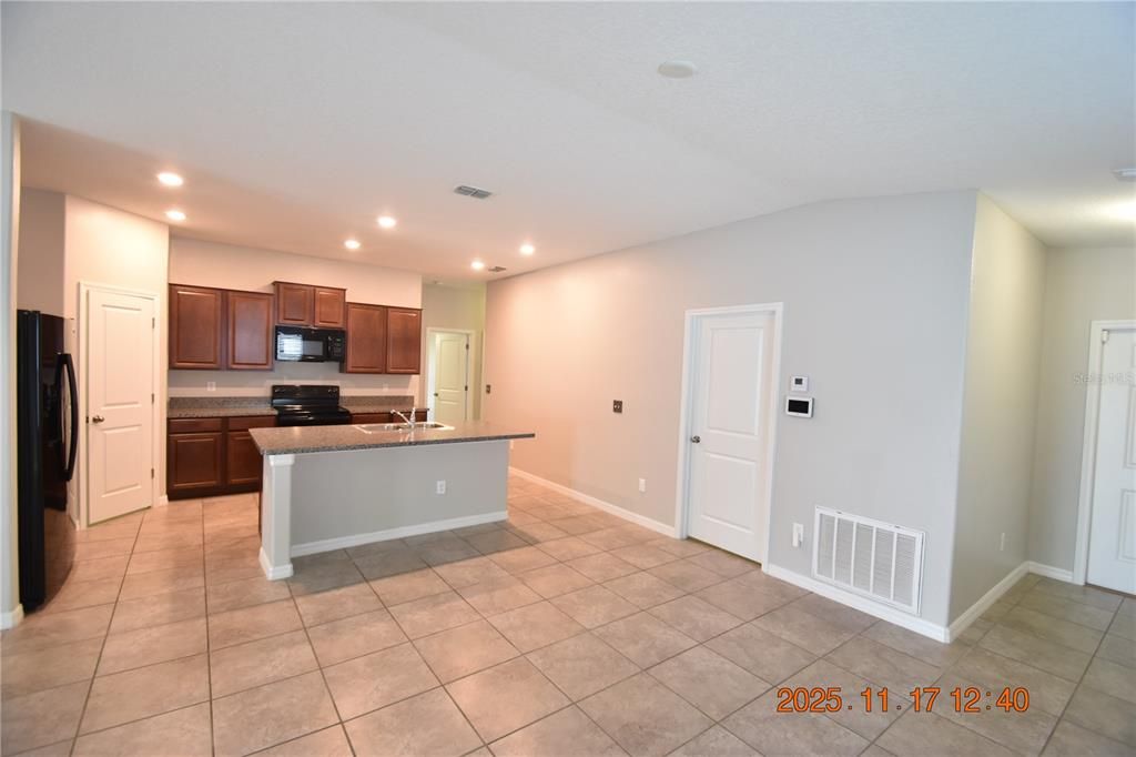 For Rent: $2,095 (4 beds, 2 baths, 1835 Square Feet)