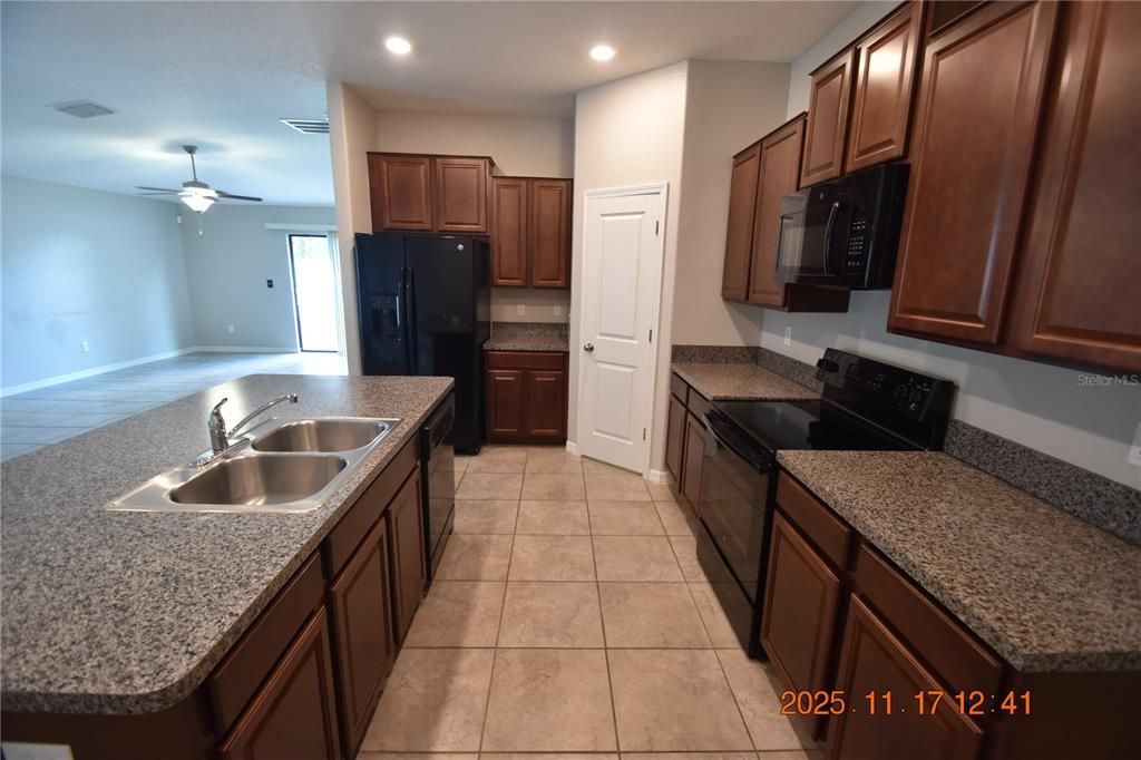 For Rent: $2,095 (4 beds, 2 baths, 1835 Square Feet)