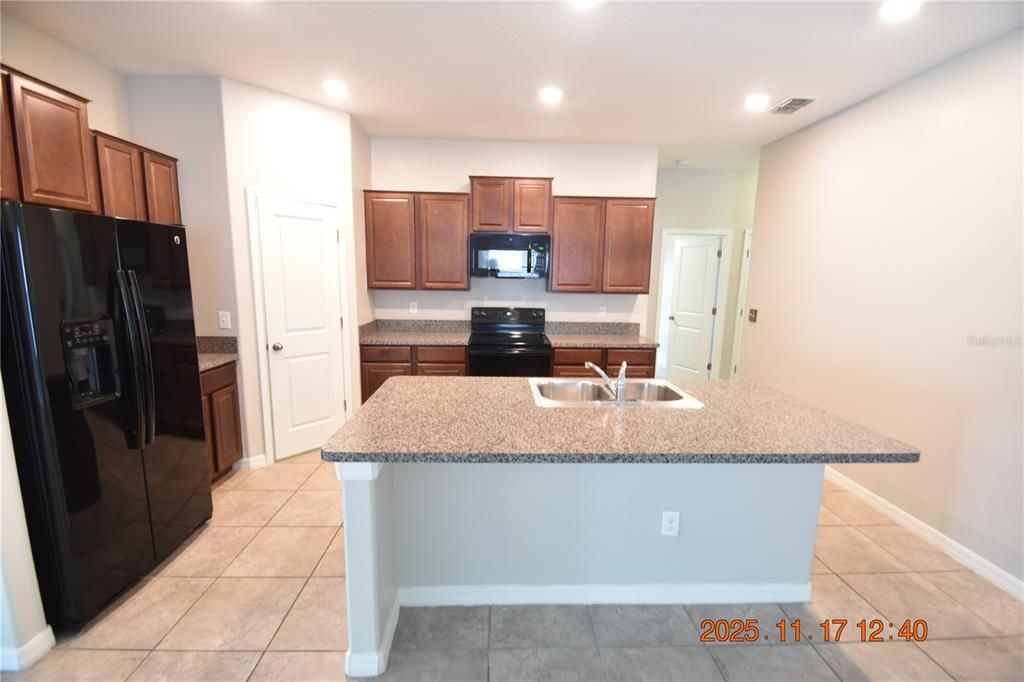 For Rent: $2,095 (4 beds, 2 baths, 1835 Square Feet)