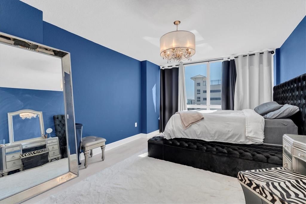 For Sale: $299,999 (1 beds, 1 baths, 811 Square Feet)