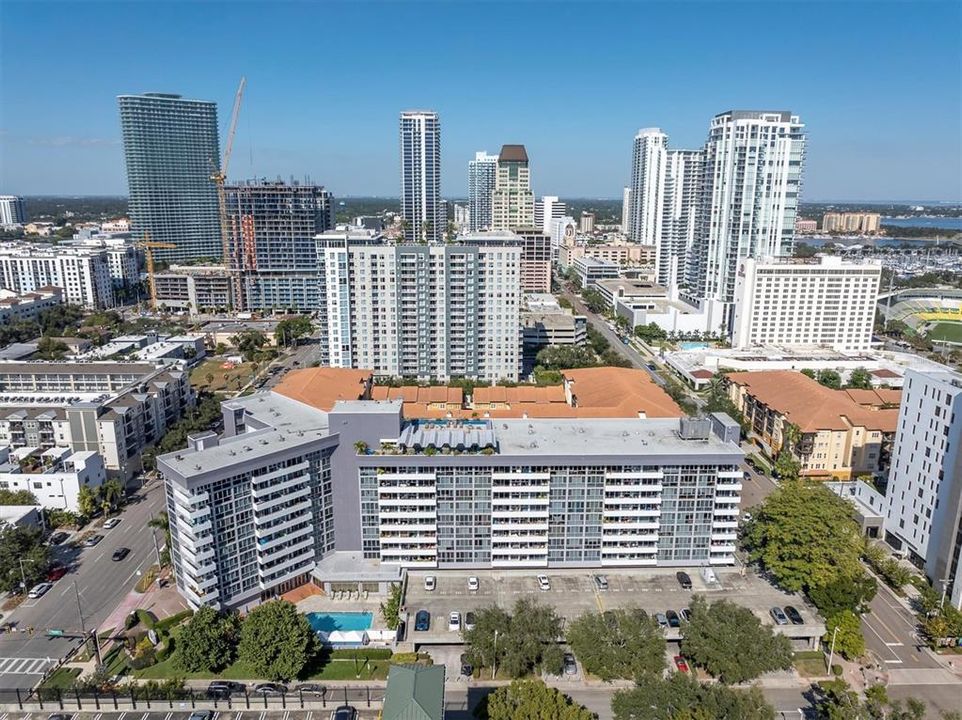 For Sale: $299,999 (1 beds, 1 baths, 811 Square Feet)