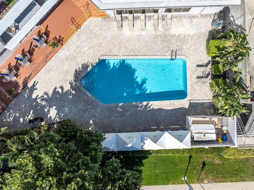 For Sale: $299,999 (1 beds, 1 baths, 811 Square Feet)