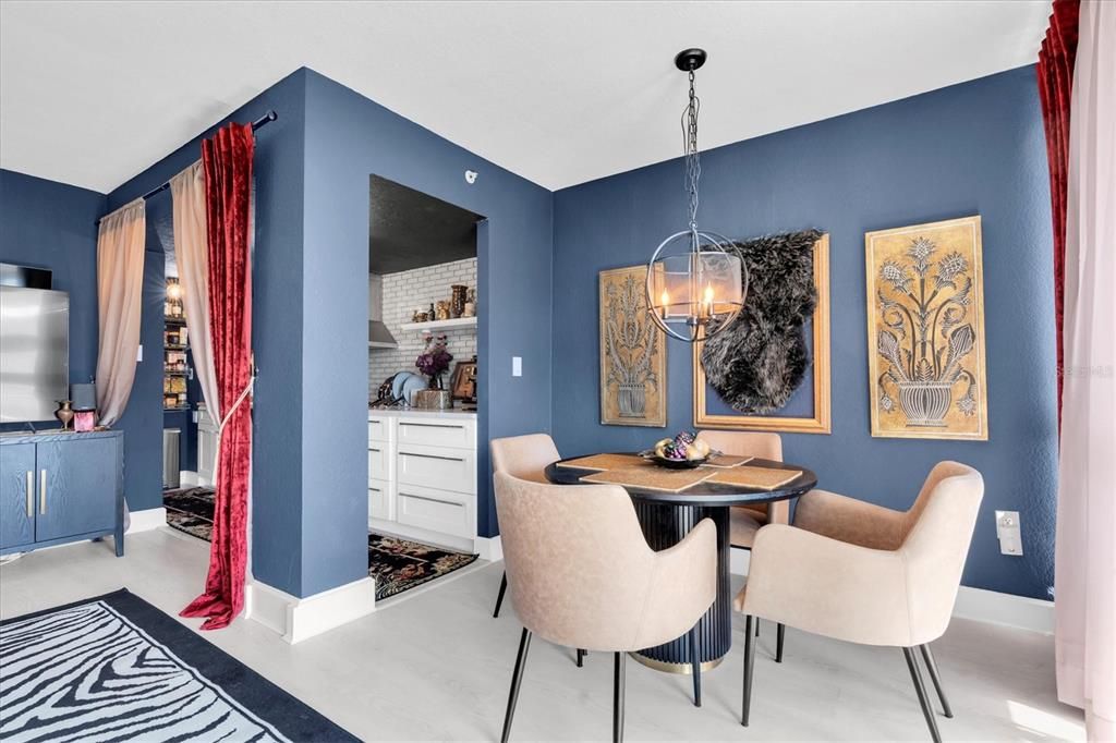 For Sale: $299,999 (1 beds, 1 baths, 811 Square Feet)