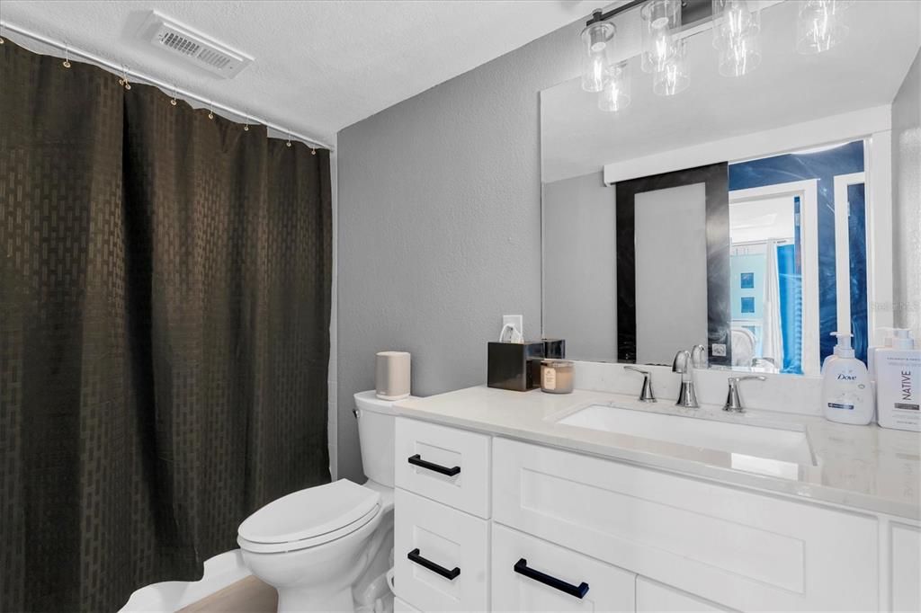 For Sale: $299,999 (1 beds, 1 baths, 811 Square Feet)