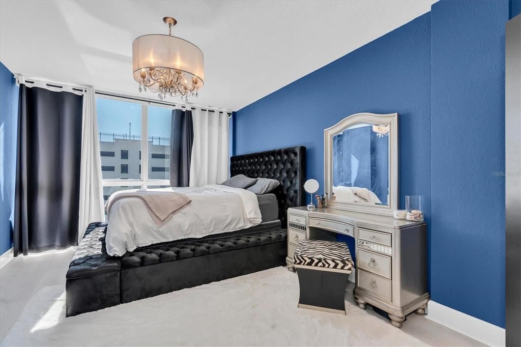 For Sale: $299,999 (1 beds, 1 baths, 811 Square Feet)