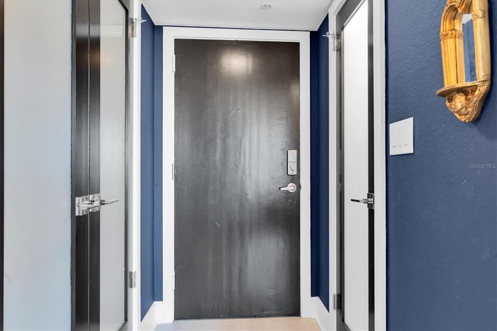 For Sale: $299,999 (1 beds, 1 baths, 811 Square Feet)