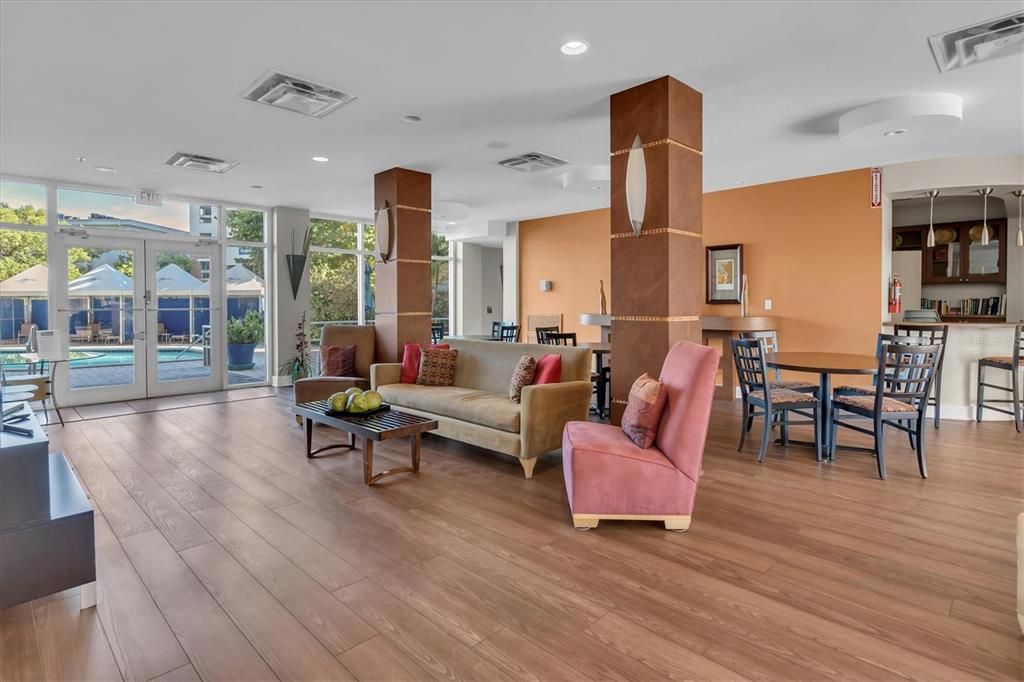 For Sale: $299,999 (1 beds, 1 baths, 811 Square Feet)