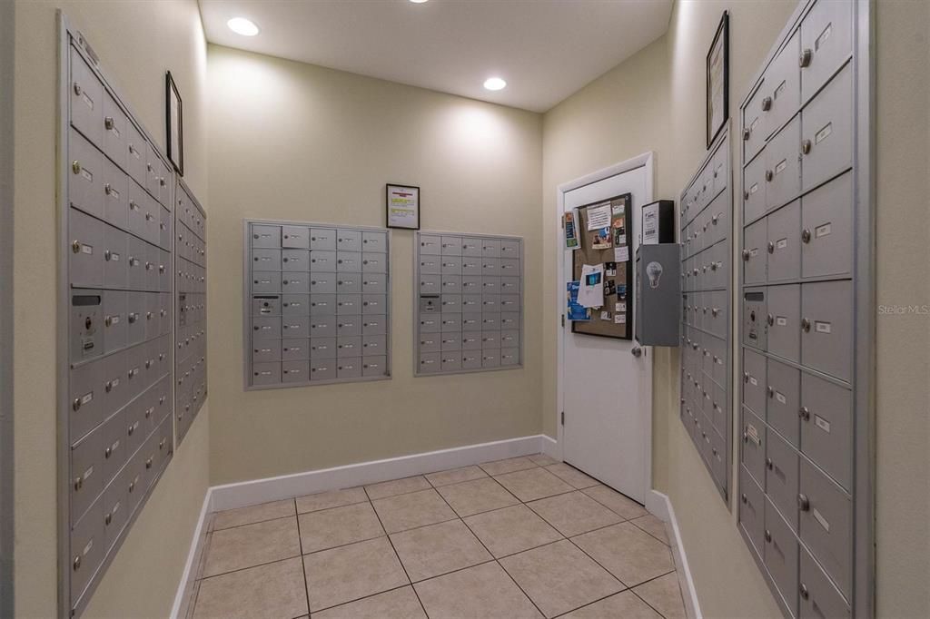 For Sale: $299,999 (1 beds, 1 baths, 811 Square Feet)