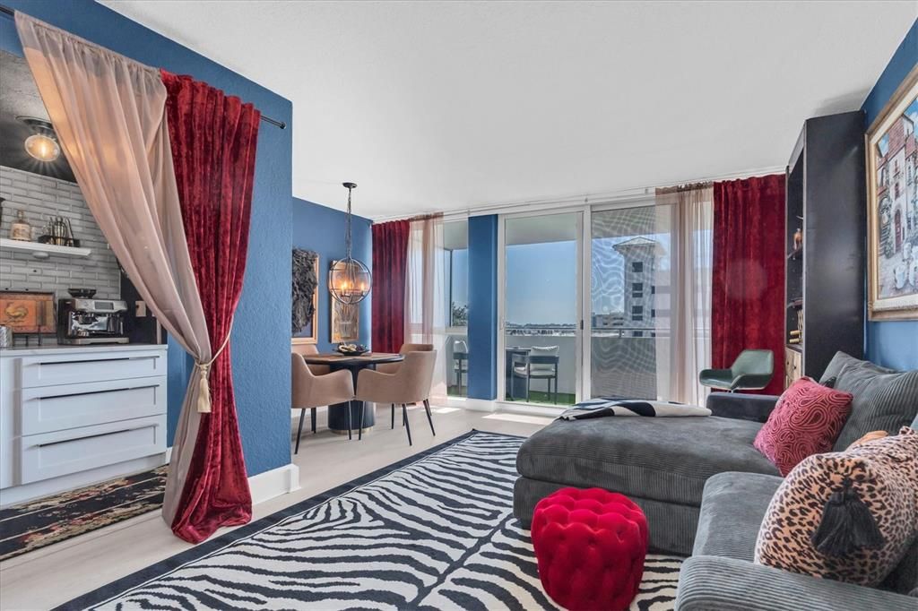 For Sale: $299,999 (1 beds, 1 baths, 811 Square Feet)