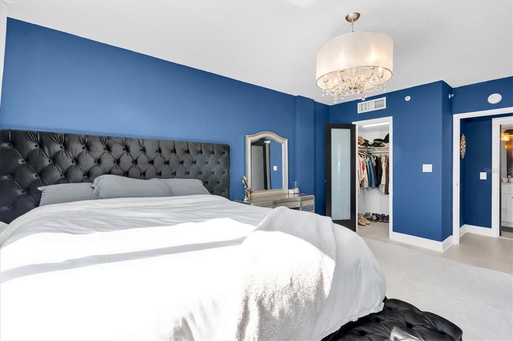 For Sale: $299,999 (1 beds, 1 baths, 811 Square Feet)