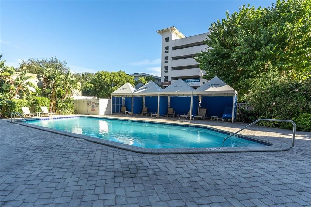 For Sale: $299,999 (1 beds, 1 baths, 811 Square Feet)