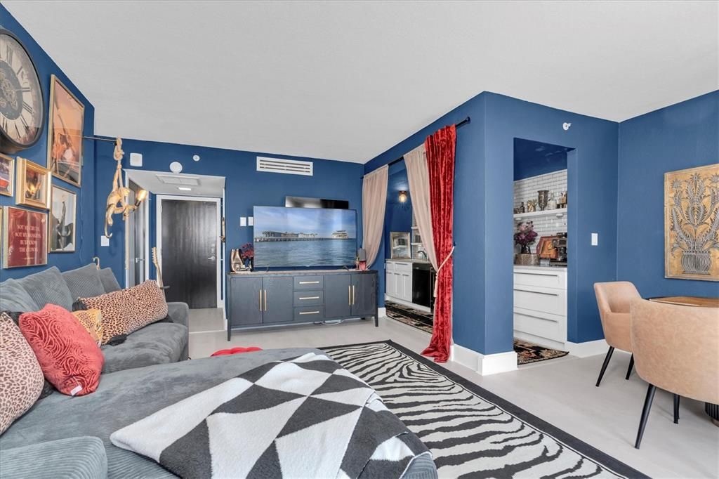 For Sale: $299,999 (1 beds, 1 baths, 811 Square Feet)