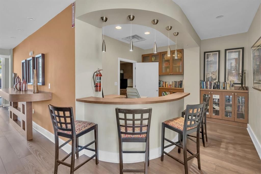 For Sale: $299,999 (1 beds, 1 baths, 811 Square Feet)