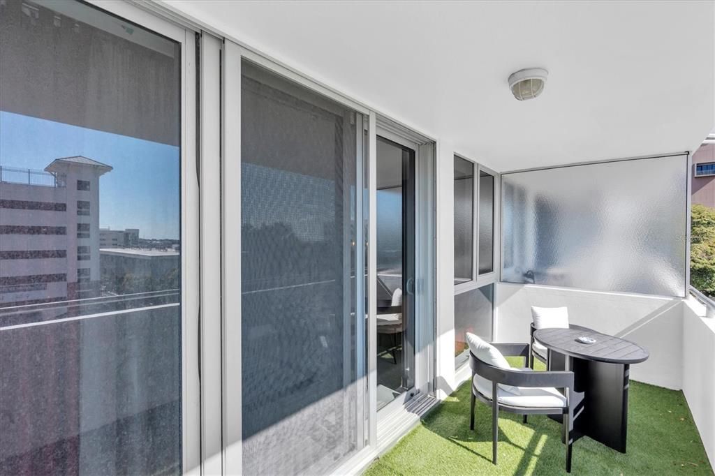 For Sale: $299,999 (1 beds, 1 baths, 811 Square Feet)