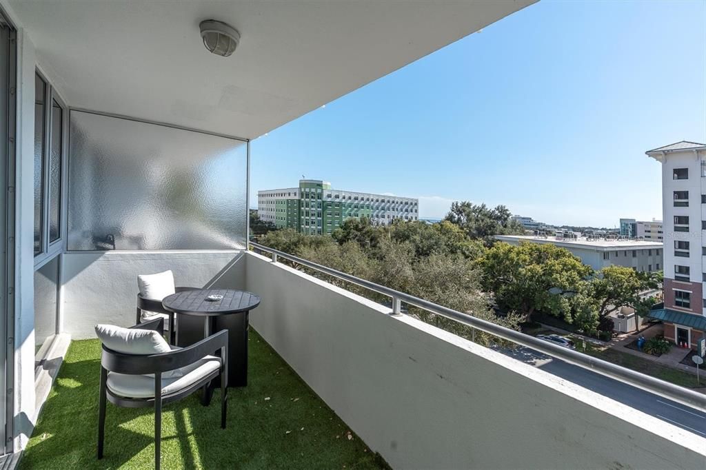 For Sale: $299,999 (1 beds, 1 baths, 811 Square Feet)