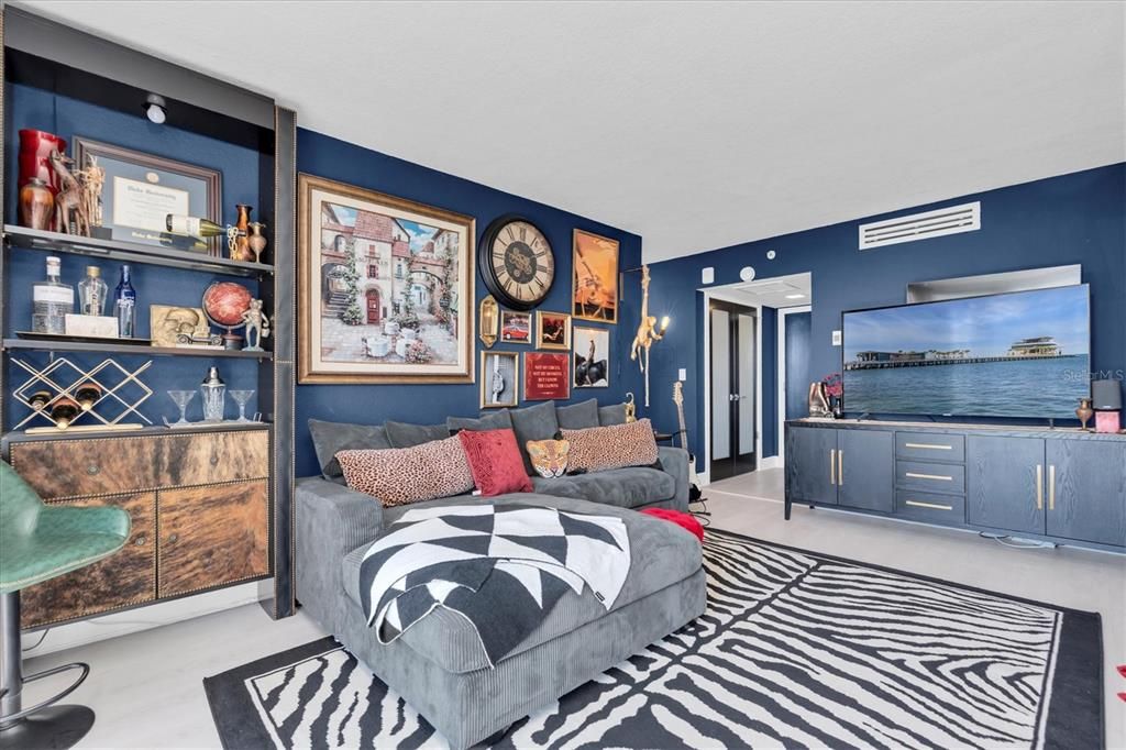 For Sale: $299,999 (1 beds, 1 baths, 811 Square Feet)