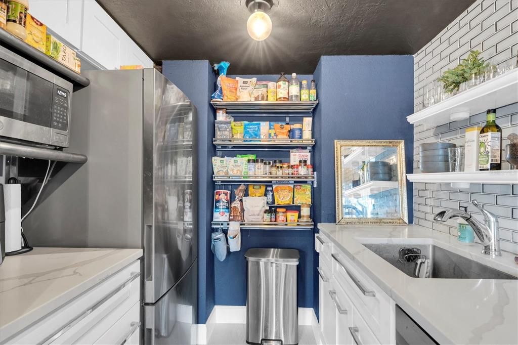 For Sale: $299,999 (1 beds, 1 baths, 811 Square Feet)