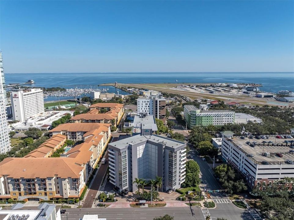 For Sale: $299,999 (1 beds, 1 baths, 811 Square Feet)