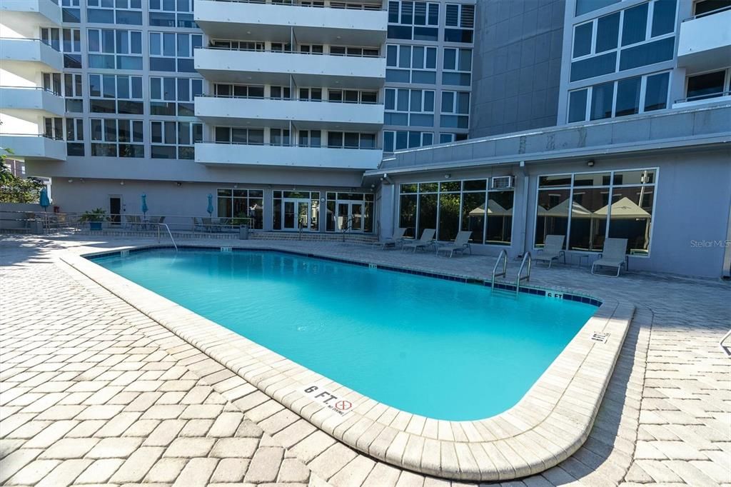 For Sale: $299,999 (1 beds, 1 baths, 811 Square Feet)