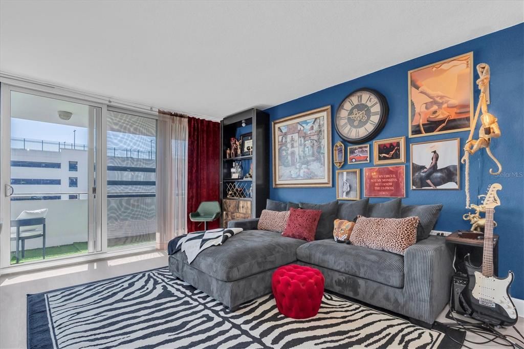 For Sale: $299,999 (1 beds, 1 baths, 811 Square Feet)