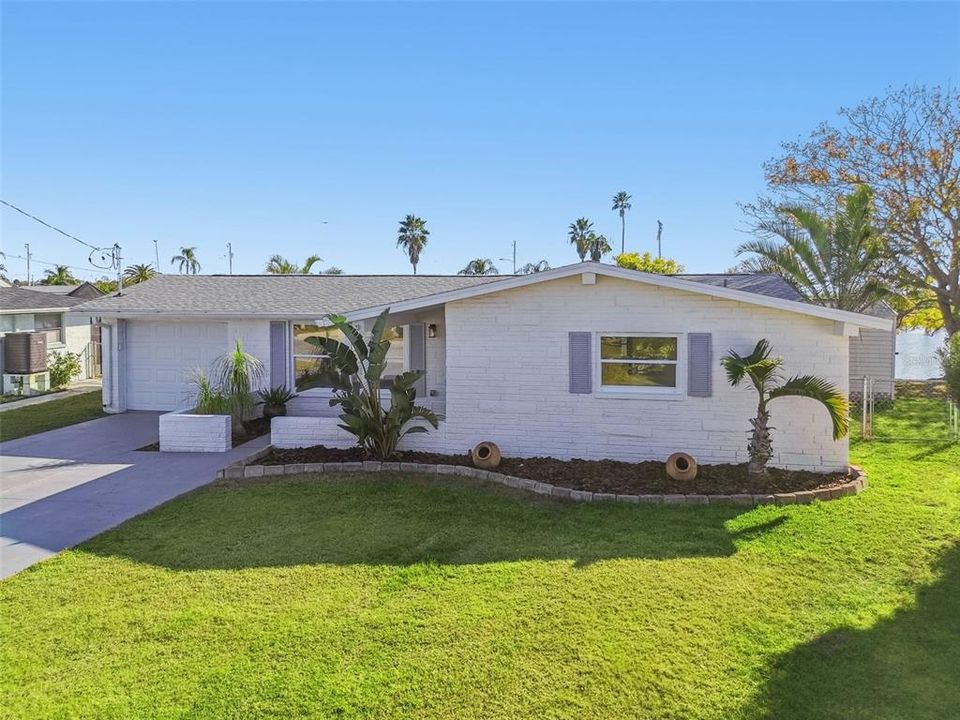 For Sale: $449,900 (2 beds, 2 baths, 1281 Square Feet)