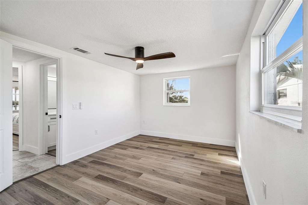 For Sale: $449,900 (2 beds, 2 baths, 1281 Square Feet)