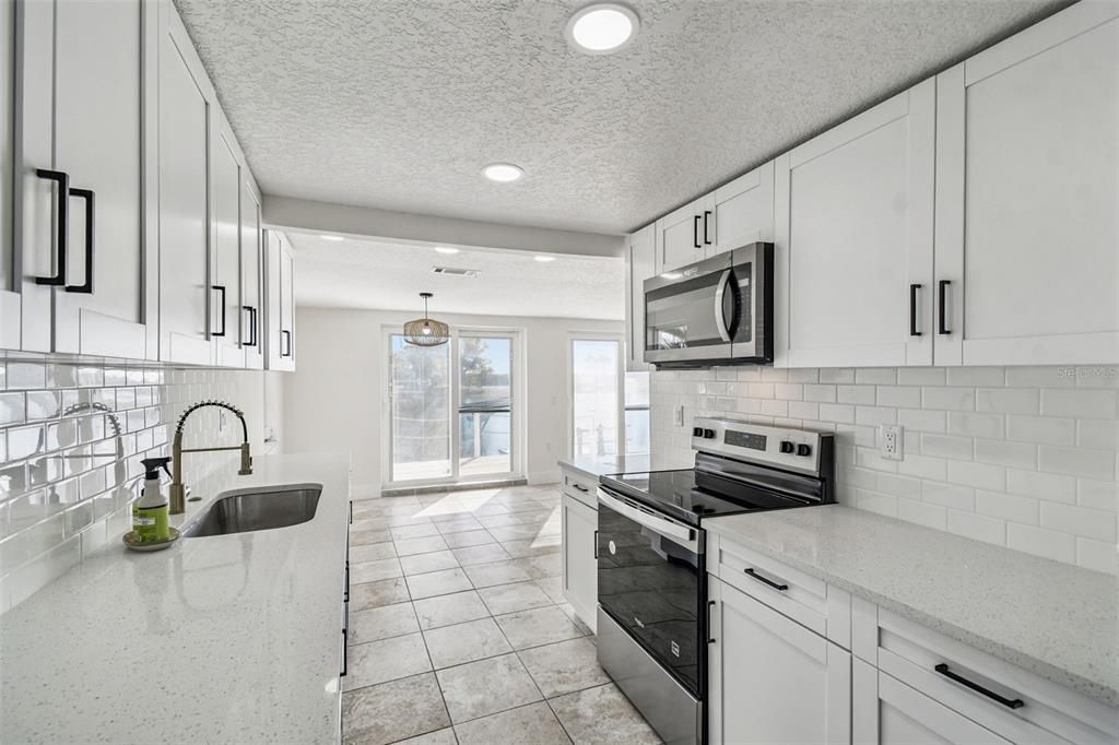 For Sale: $449,900 (2 beds, 2 baths, 1281 Square Feet)