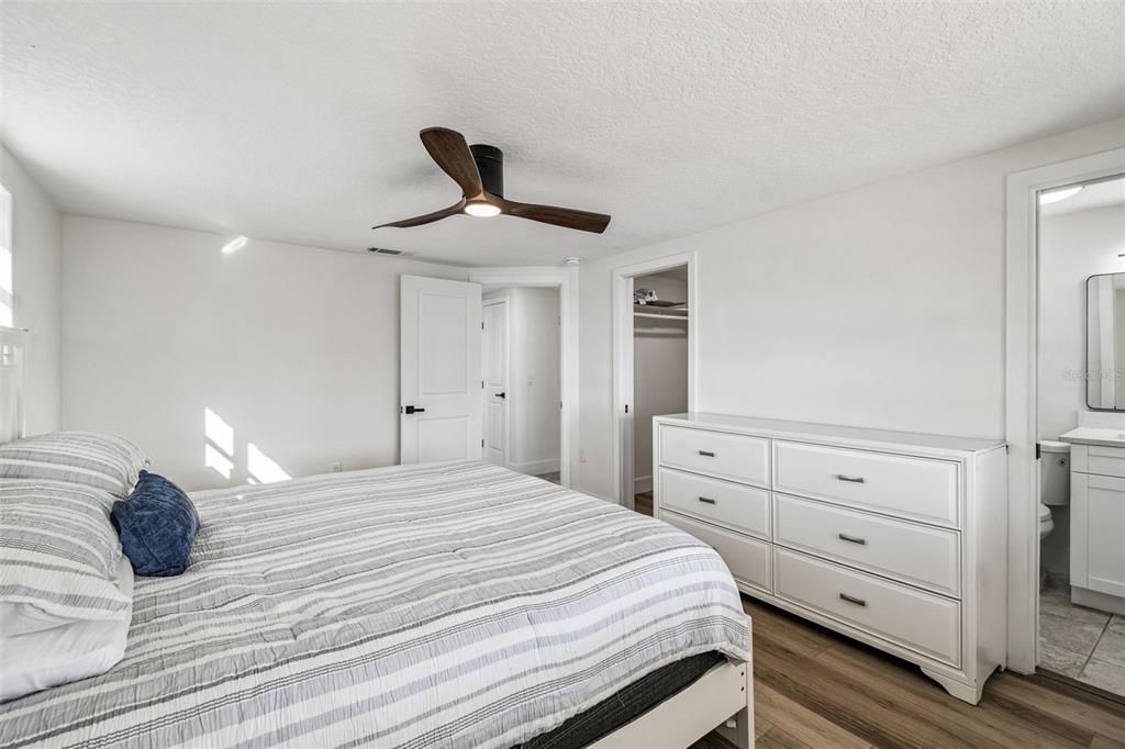 For Sale: $449,900 (2 beds, 2 baths, 1281 Square Feet)