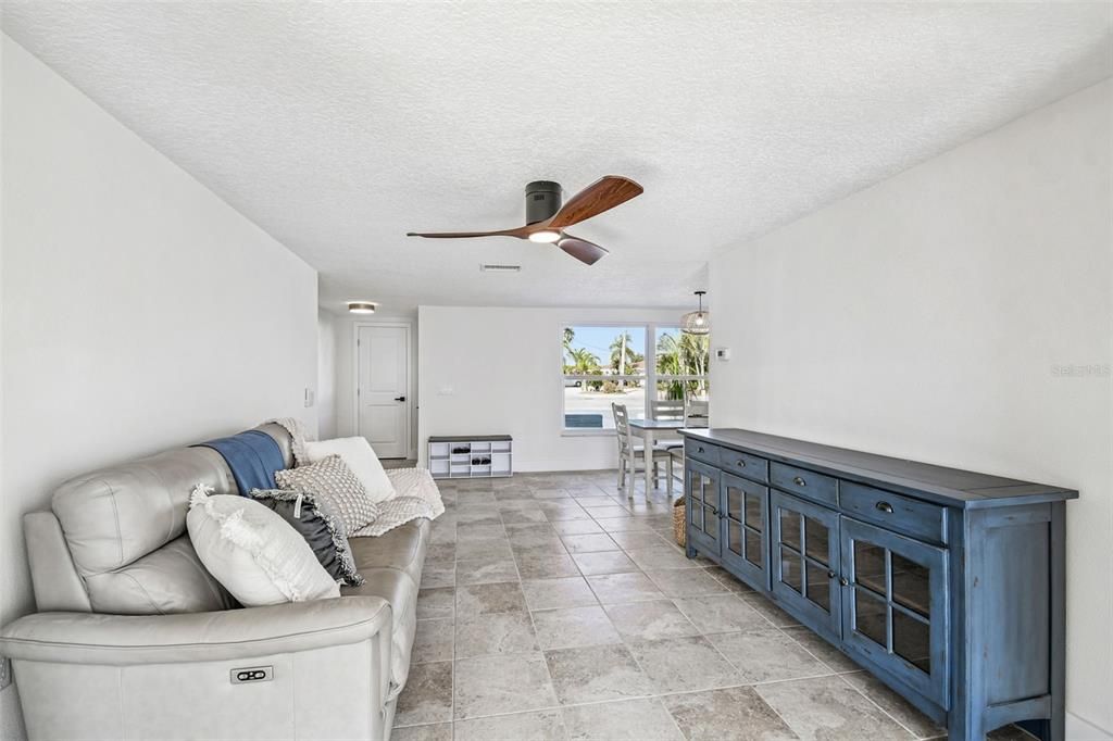 For Sale: $449,900 (2 beds, 2 baths, 1281 Square Feet)