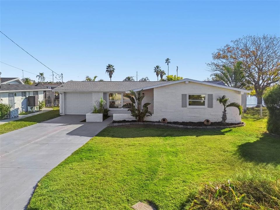 For Sale: $449,900 (2 beds, 2 baths, 1281 Square Feet)