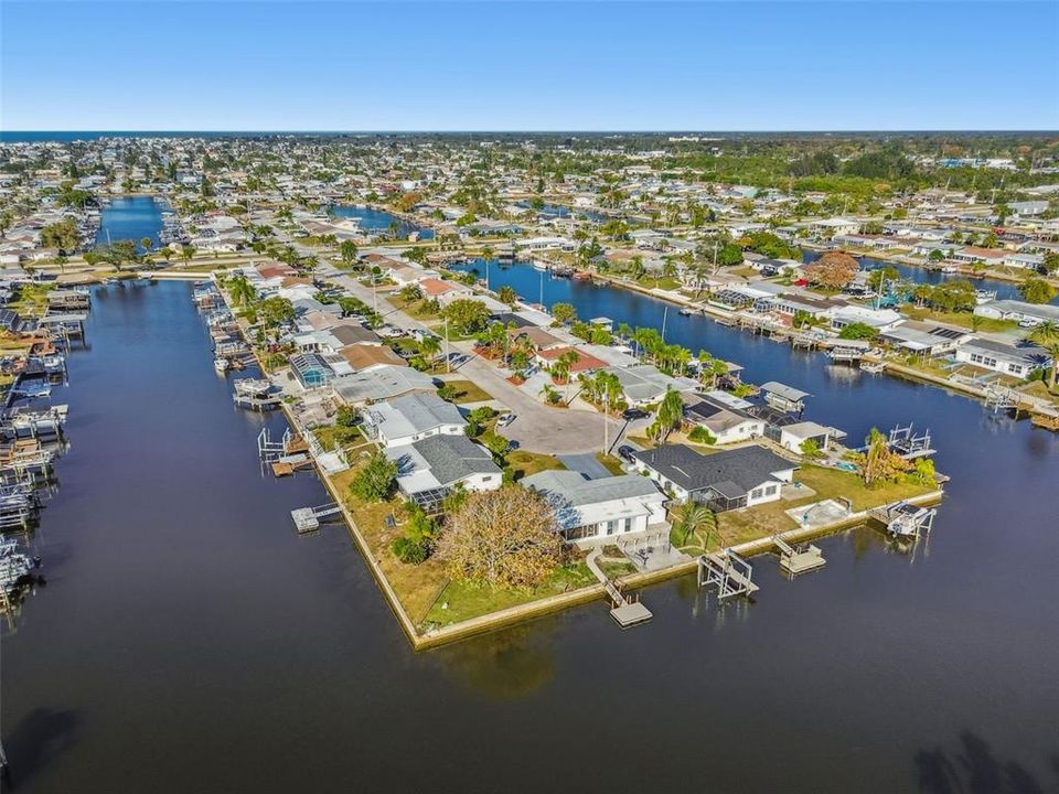 For Sale: $449,900 (2 beds, 2 baths, 1281 Square Feet)