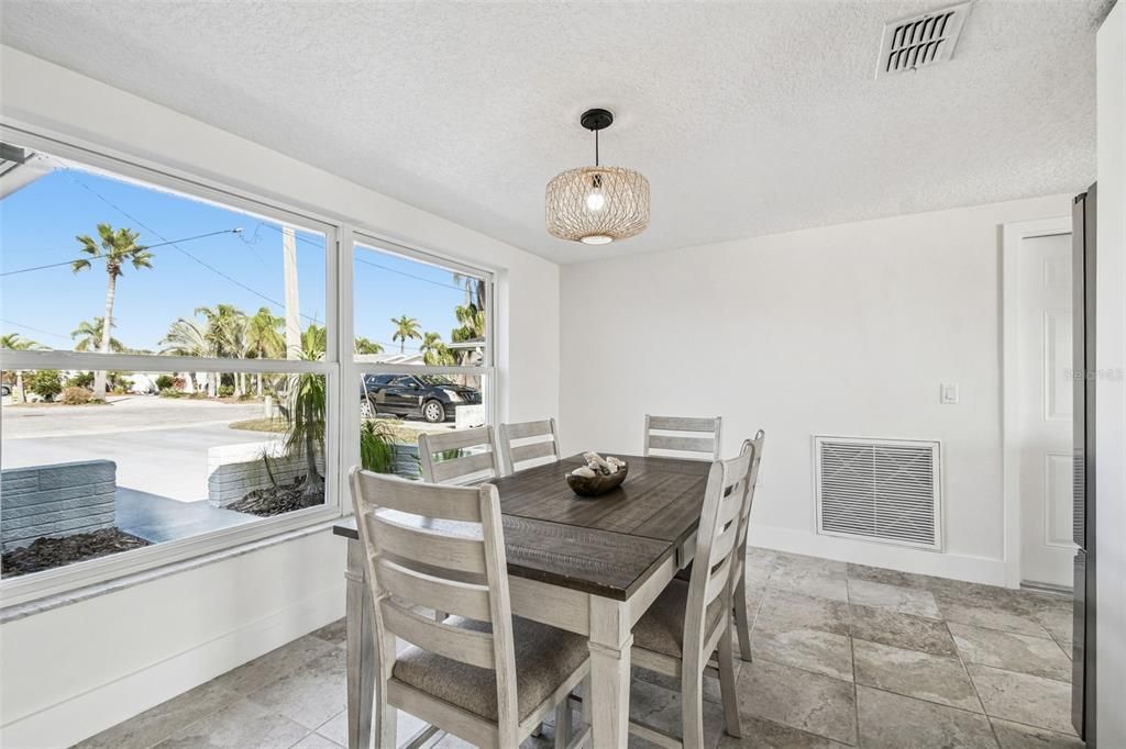 For Sale: $449,900 (2 beds, 2 baths, 1281 Square Feet)
