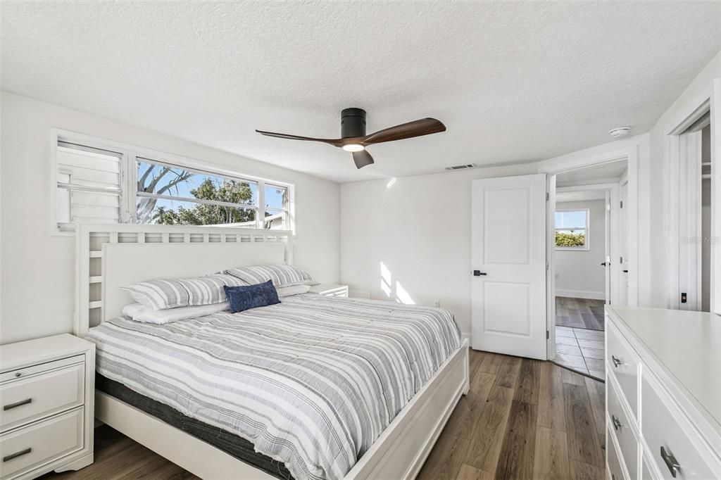 For Sale: $449,900 (2 beds, 2 baths, 1281 Square Feet)