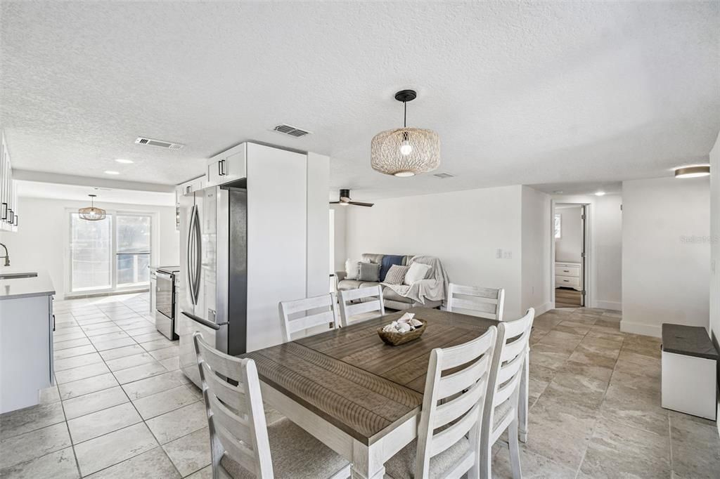 For Sale: $449,900 (2 beds, 2 baths, 1281 Square Feet)