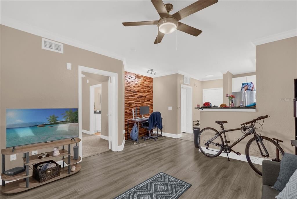 For Sale: $170,000 (1 beds, 1 baths, 685 Square Feet)