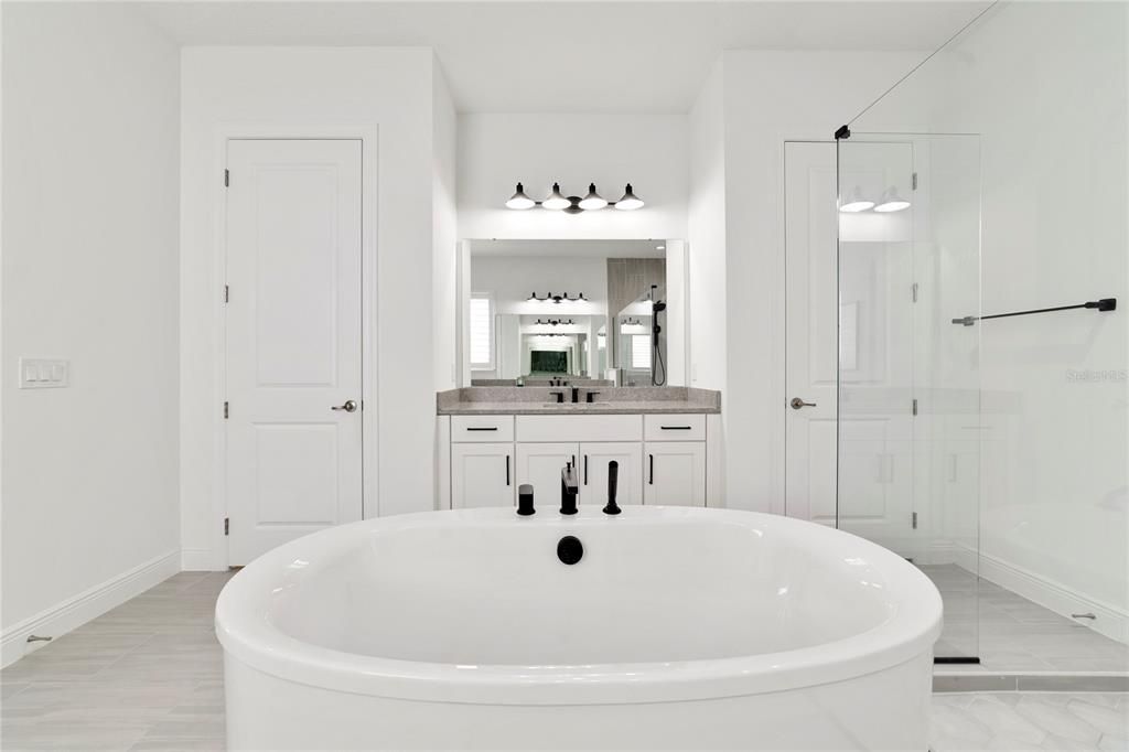 For Sale: $2,149,999 (6 beds, 6 baths, 4954 Square Feet)