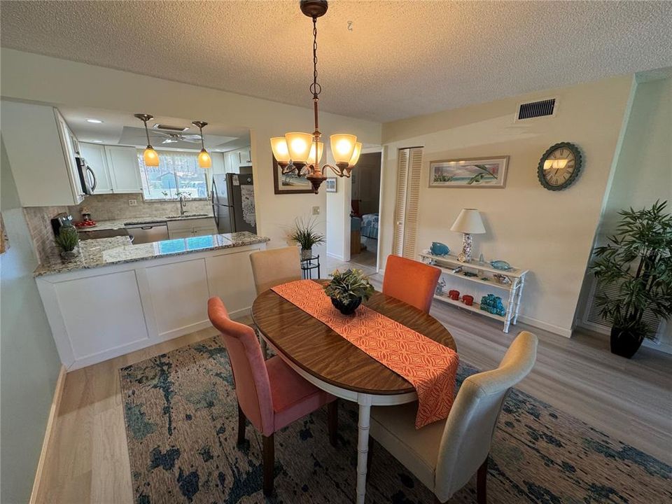 En Venta: $249,900 (2 camas, 2 baños, 1365 Pies cuadrados)